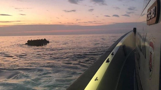 Türk Sahil Güvenlik ekipleri botları su alan 40 göçmeni kurtardı