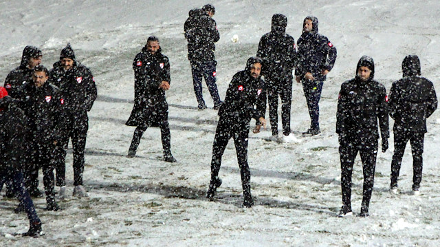 Futbolcular, sahada kar topu oynadı.