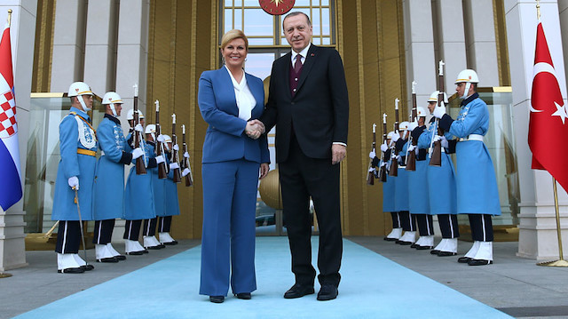 Arşiv: Cumhurbaşkanı Erdoğan, Hırvatistan Cumhurbaşkanı Kitaroviç’i 9 Ocak 2018'deki ziyareti sırasında Cumhurbaşkanlığı Külliyesi önünde düzenlenen törenle karşılamıştı.