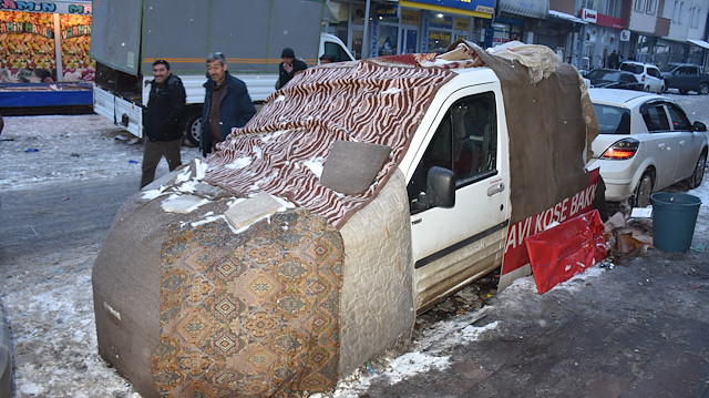 Karsta araçlara soğuğa karşı battaniyeli ve halılı koruma