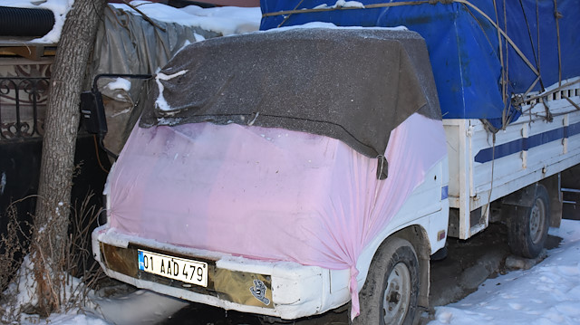 Karsta araçlara soğuğa karşı battaniyeli ve halılı koruma