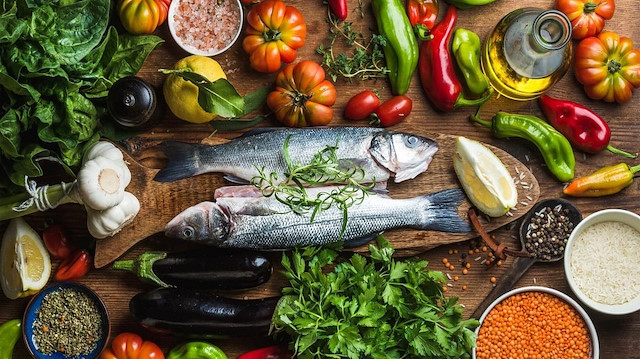 Akdeniz diyetinde zeytin yağı, taze sebze ve balık öne çıkıyor.