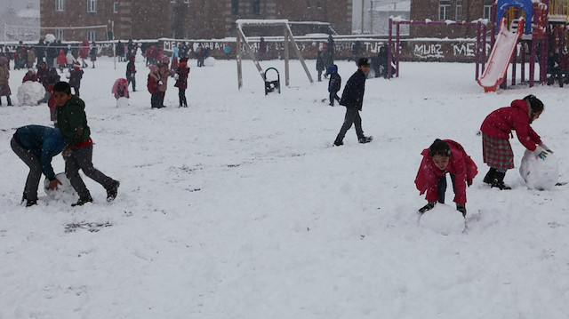 Etkili olan kar yağışı okulları tatil ettirdi. (arşiv)