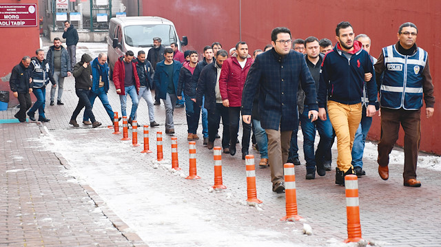 Kayseri’de FETÖ’nün “askeri mahrem yapılanmasına” yönelik operasyonda gözaltına alınan zanlılardan 12’si adliyeye sevk edildi.