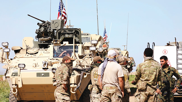 YPG'li teröristler ve ABD askerleri