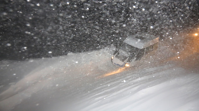 Bayburt'ta yoğun kar yağışında vatandaşlar mahsur kaldı