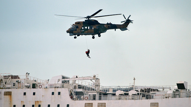 Mersin’de karaya oturan gemideki mürettebat helikopter ile kurtarıldı.