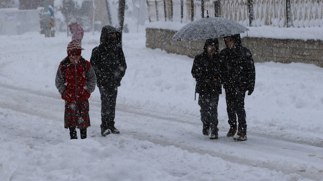 Etkili olan kar nedeniyle okullar tatil edildi. (Arşiv)