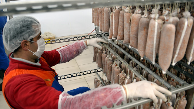 Tokat'ın bez sucukları yüzde 100 dana eti ve baharat karışımıyla hazırlanıyor.