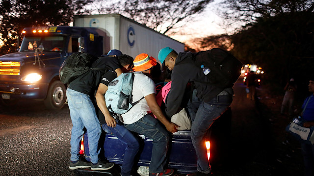People belonging to a caravan of migrants from El Salvador en route to the United States