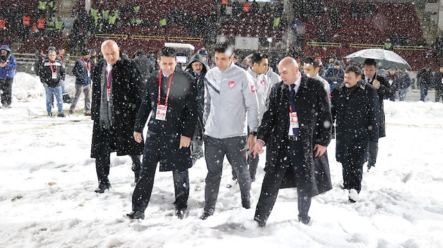 Saha zeminin karla kaplanması nedeniyle maç ertelenmişti.