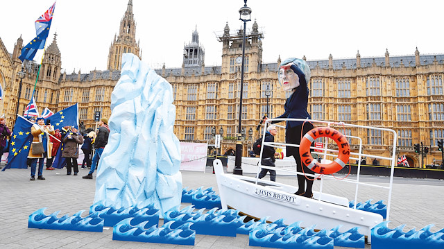 Brexit karşıtı göstericiler, Theresa May’in AB’den ayrılma politikasını buz dağına çarparak batan Titanik gemisine benzetti.