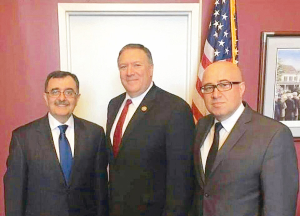 Abdullah Muhtedi (Solda) ve Mike Pompeo (Ortada)