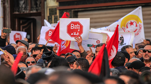 Tunisian civil servants go on strike