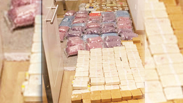 Baskın yapılan adreste koliler içerisinde 550 bin ectasy uyuşturucu hap, 47 kilo kokain ve 68 kilo eroin ele geçirildi.
