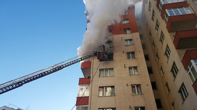 İtfaiye ekipleri olay yerine gelerek yangına müdahalede bulundu. 