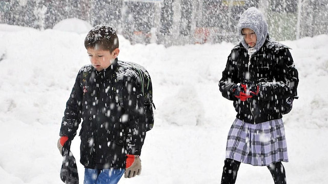 Olumsuz hava koşulları nedeniyle birçok ilde okullar tatil edildi. 