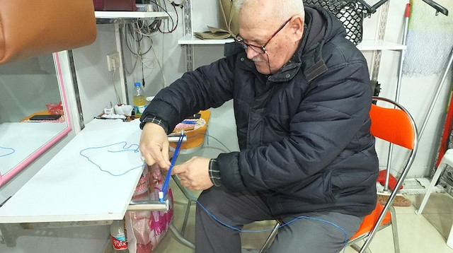 67 yaşındaki Ömür Aska alışveriş filesi üretiyor.