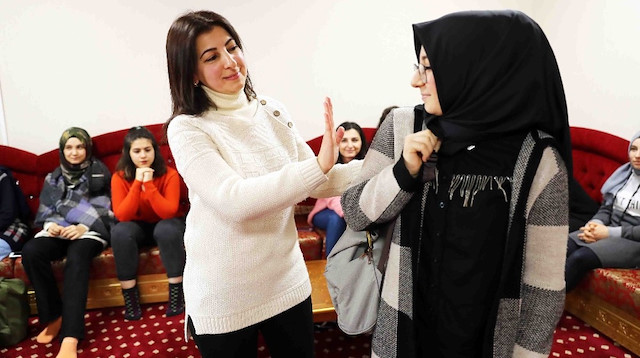 Bağcılar’da verilen “İstanbul Hanımefendisi Olmak” eğitimine özellikle genç öğrenciler gidiyor.

