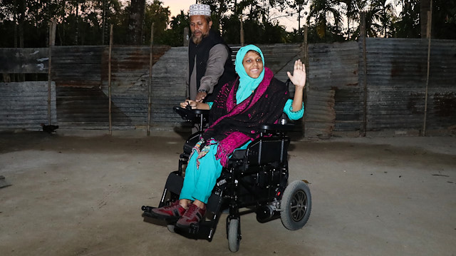 15 yaşındaki Humaira Jannat Nadia, Türkiye'den getirilen akülü tekerlekli sandalye ile dışarı çıkabildi.