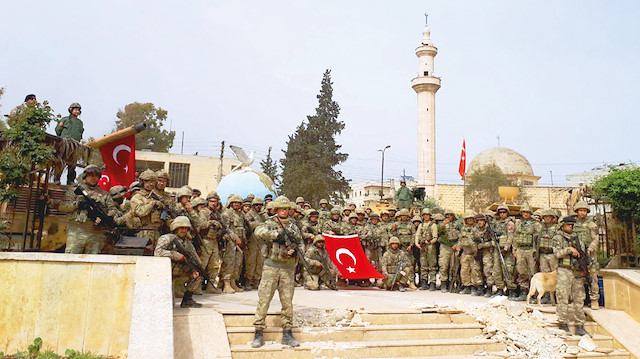 Zeytin Dalı Harekatı kapsamında Afrin şehir merkezinin kontrol altına alınmasının ardından Mehmetçik zafer fotoğrafı çektirmişti.