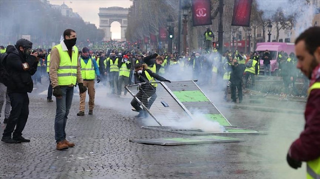 وزير الداخلية الفرنسي يدافع عن استخدام السلاح ضد المتظاهرين