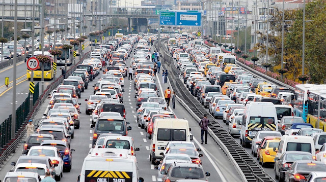 Arşiv: Yarın İstanbul'da oynanacak futbol karşılaşması nedeniyle bazı yolların trafiğe kapalı olacağı bildirildi.