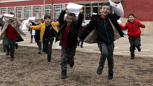 18 milyon öğrenci bugün karne heyecanı yaşayacak. 