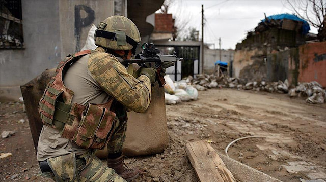 Meskun mahalde bir operasyona katılan asker. Fotoğraf: Arşiv.