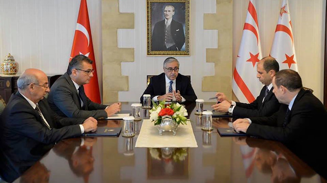 KKTC Cumhurbaşkanı Mustafa Akıncı'nın bazı kabullerinde odasında bayrak yer alırken, bazı kabullerinde yer almıyor. 
