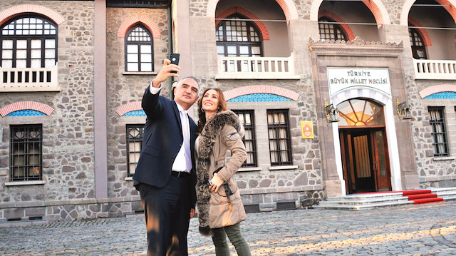 Kültür ve Turizm Bakanı Mehmet Nuri Ersoy, Müzede Selfie 
Günü’ne eşiyle birlikte Cumhuriyet Müzesi’nde yaptığı öz
 çekimle katıldı. Bakan Ersoy, bu yıl içinde müzelere 30 
milyon ziyaretçi hedeflediklerini belirtti.
