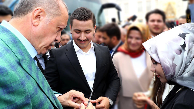 Cumhurbaşkanı Erdoğan, gazinin ve sözlüsünün yüzüklerini takarken. 