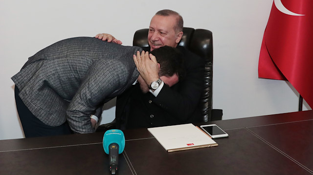Evlenmek istediği Seçil​Usul'un babasıyla görüştüğü sırada Erdoğan'ın yanında olan İbrahim Hakkı Karakuş ise Cumhurbaşkanı Erdoğan'ın elini öptü, teşekkür etti.