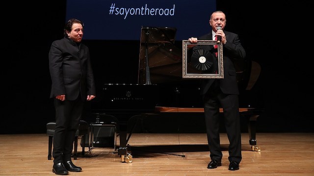 Erdoğan, konser sonrası Fazıl Say'a Aşık Veysel'in 'Kara Toprak' parçasının bulunduğu  plak hediye etti. 