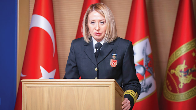 Deniz Kuvvetleri’nin kadın subaylarından Binbaşı Nadide Şebnem Aktop, Milli Savunma Bakanlığı Sözcüsü olarak bundan sonra bilgilendirme toplantıları düzenleyecek.