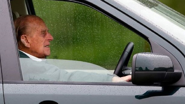 İngiltere Kraliçesi 2. Elizabeth'in  97 yaşındaki eşi Prens Philip, emniyet kemeri takmadan araba kullanırken görüntülendi.