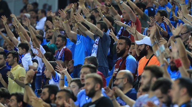Trabzonsporlu taraftarlar Uğur Uçar'ın gol sonrasındaki hareketlerine tepki gösterdi.