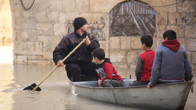 إدلب السورية .. سكان بلدة دركوش يتنقلون بالقوارب بعد فيضان نهر العاصي