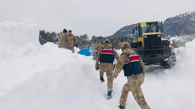 Kar kalınlığının yer yer 3 metreyi bulunan bölgede mahsur kalan iki kişi uzun uğraşlar sonucu kurtarıldı.