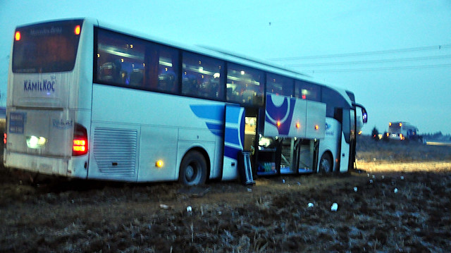 Kazada yaralananlar ambulansla hastaneye kaldırıldı.