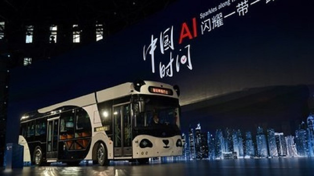 Otobüsün tasarımında Çin'in simgelerinden biri olan Panda çizgileri kullanılmış.