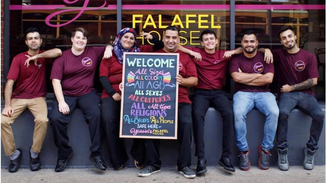Felafel House adlı restoranda söz konusu kişilere ücretsiz yemek vermeye başlandı.
