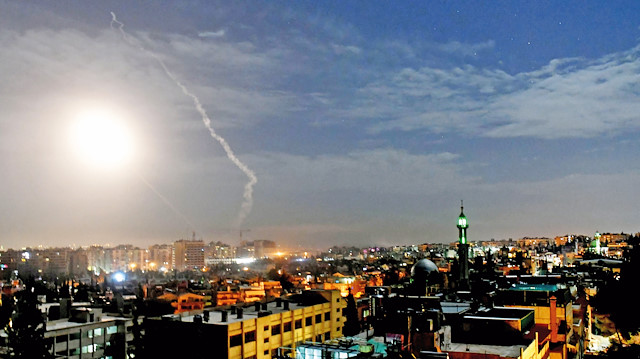 İsrail’in gece Şam’ı hedef alan saldırılarına Esed rejimine ait hava savunma sistemleri karşı koydu.