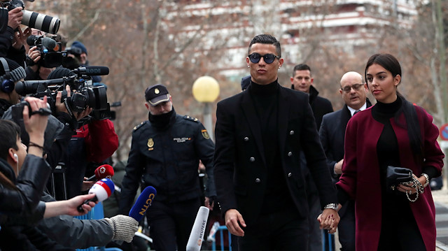 Cristiano Ronaldo, İspanya’da Maliye ve Savcılık tarafından yapılan vergi kaçırma suçuyla ilgili Madrid İl Mahkemesi’nde görülen davaya katıldı. Ronaldo, mahkeme salonuna kız arkadaşı Georgina Rodriguez ile birlikte geldi. 