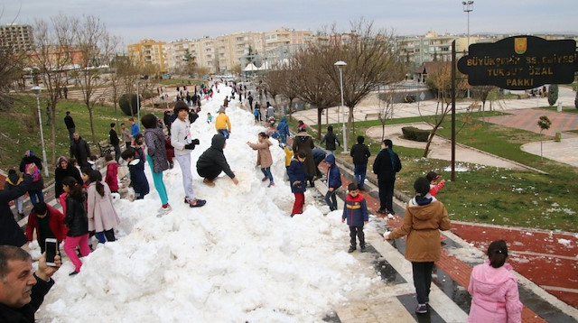 ​Şanlıurfa Büyükşehir Belediyesi, öğrencilere doyasıya oynayacağı bir kar ortamı oluşturdu