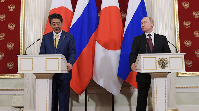 Rusya Devlet Başkanı Vladimir Putin ile Japonya Başbakanı Şinzo Abe Moskova'da bir araya geldi.