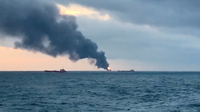 Kırım açıklarında hareket eden ve Tanzanya bayraklı oldukları ifade edilen 'Kandiy' ve 'Maestro' isimli gemilerde kısa süre sonra patlama ve ardından yangın çıktı.