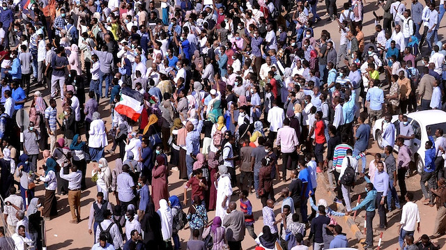 الآلاف يشيعون طالبًا جامعيًا سقط في احتجاجات بالخرطوم