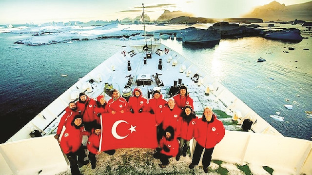 2016 yılının Nisan ayında Antarktika'ya giden 13 Türk bilim insanı Ukrayna’ya ait Vernadsky Üssü ve civarındaki 50 millik alanda Türk bayrağını dalgalandırarak araştırmalarda bulunmuştu.