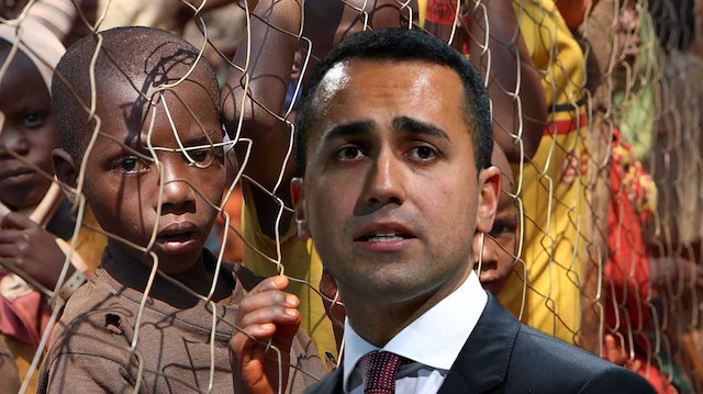 İtalya Başbakan Yardımcısı L​uigi Di Maio ve Afrikalı çocuklar 